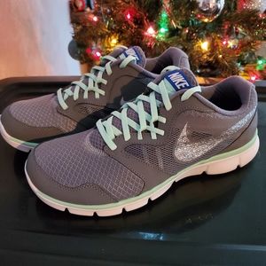 Womens 9 Wide Nikes